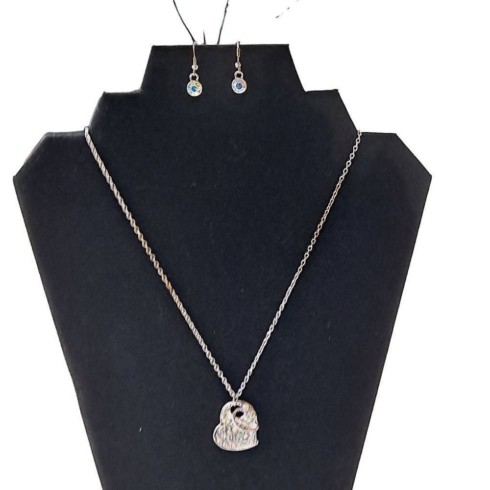 Ladies heart necklace and earring set Nwt